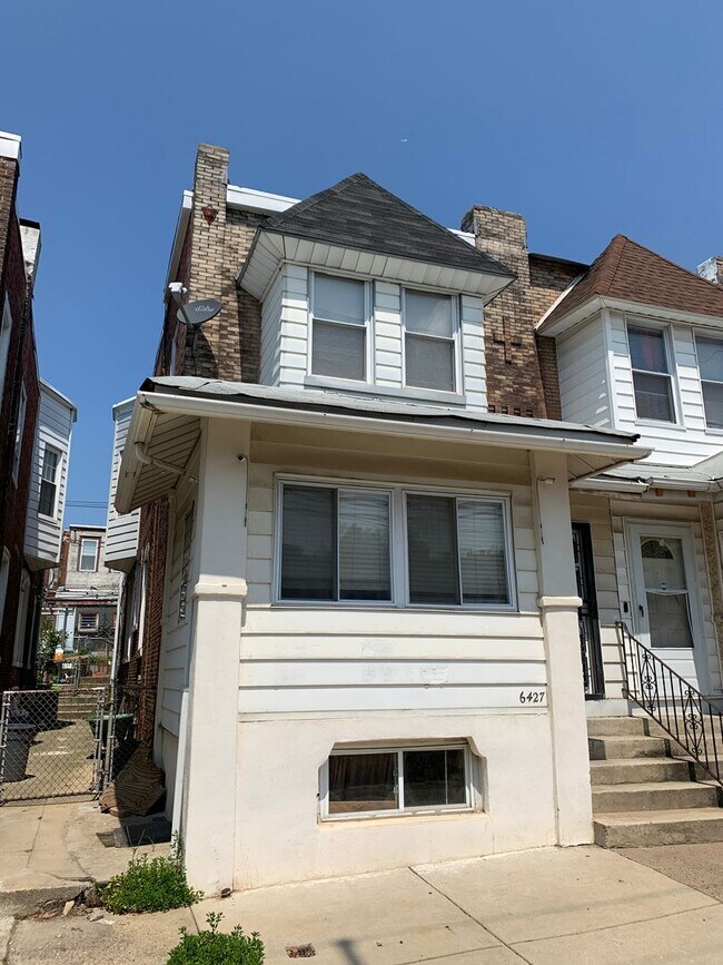 Foto del edificio - Beautiful 4-Bedroom Twin Home in Elmwood P...