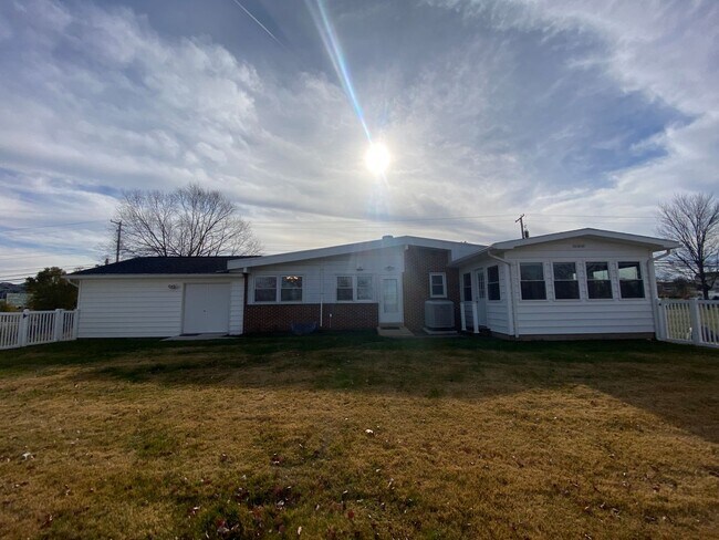 Building Photo - 3 Bedrooms 2.5 Baths - Ranch Style Home- D...