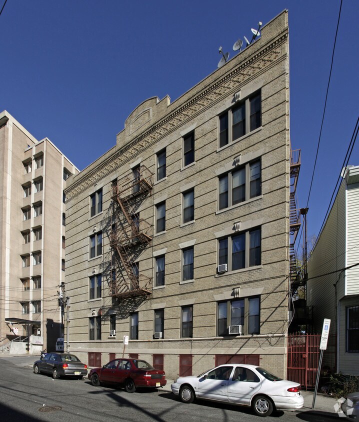 Building Photo - 2-4 Jones St