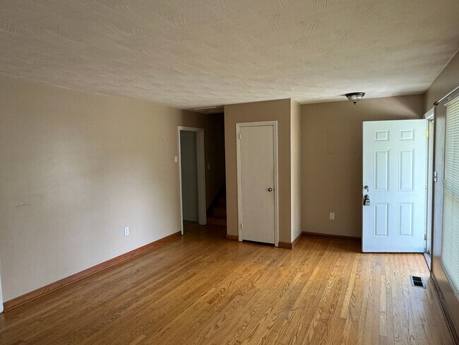 Foto del edificio - Lovely 3 Bedroom 1 Bath