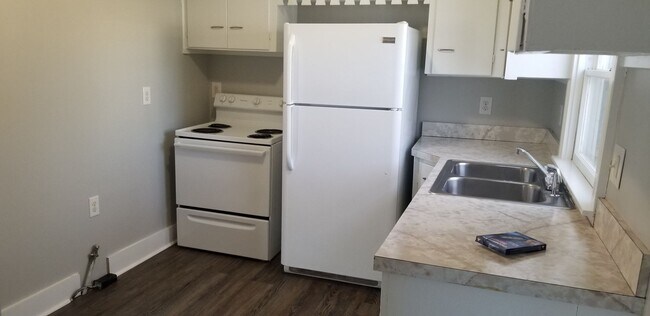 Foto del edificio - CLOSE TO RIVERSIDE PARK!  3br 1bath bungalow, fully remodeled with all new plank flooring, includ...
