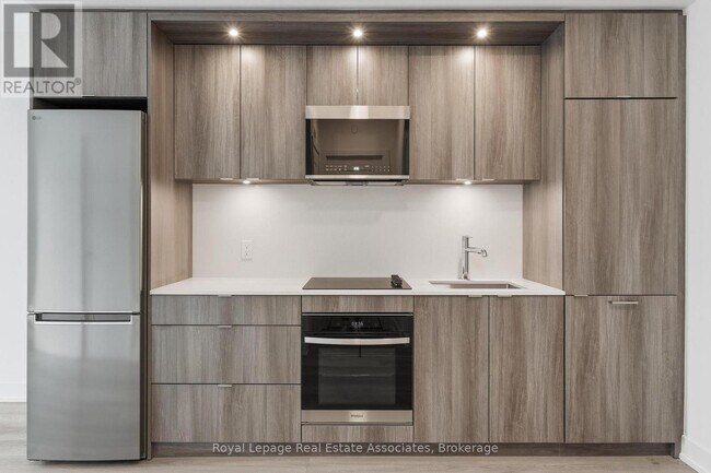 Photo du bâtiment - 60 Central Park Roadway