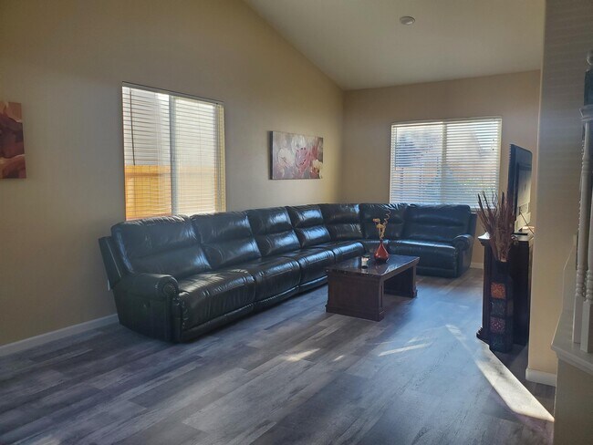 Building Photo - 1700 Shoreline Dr
