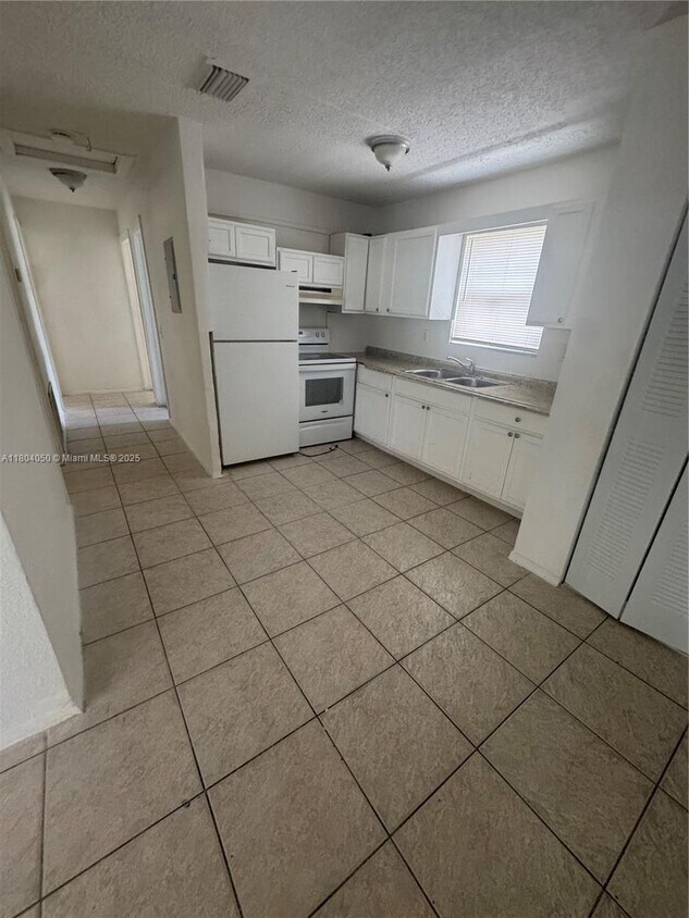 Foto principal - 2856 NW 14th St