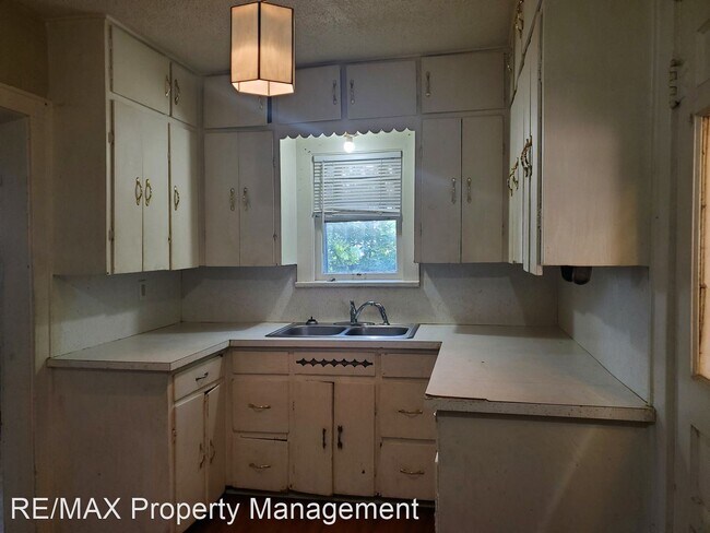 Building Photo - 2 br, 1 bath House - 906 East Elm Avenue