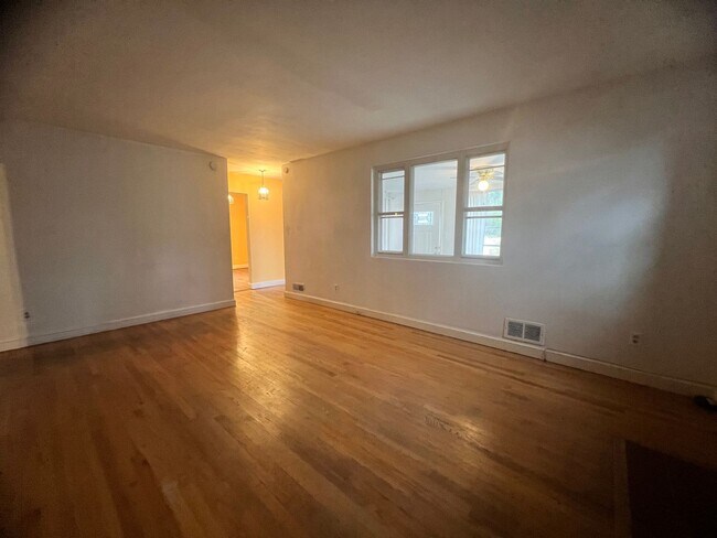 Foto del edificio - Cozy 4 BR/2 BA Single Family Home in Hyatt...