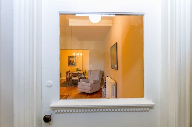 Foto del edificio - *6 month lease maximum* Gorgeous 3 Bedroom...