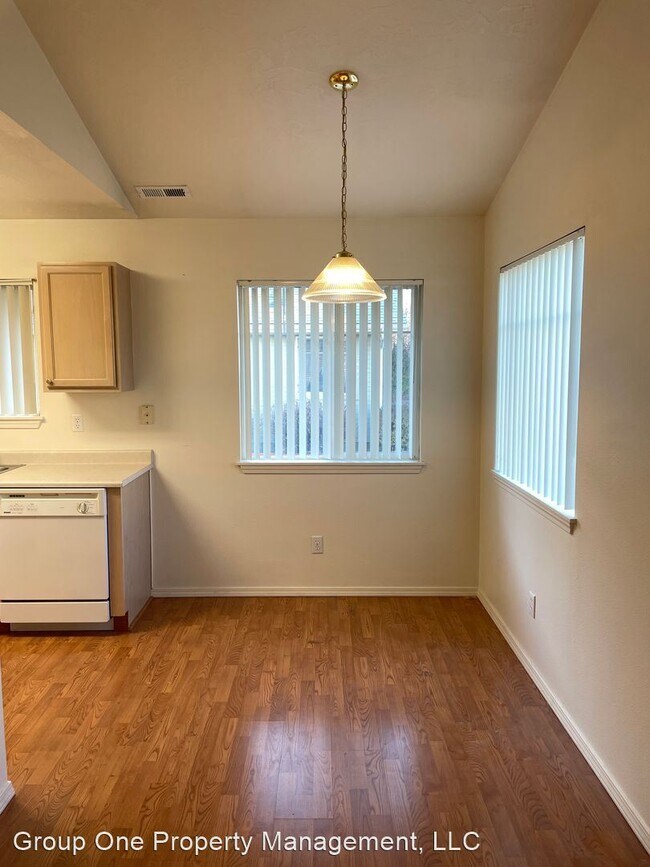 Building Photo - 2 br, 2 bath House - 417 W State St.
