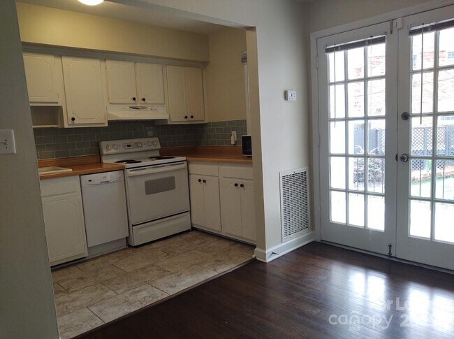 Foto del edificio - 910 McAlway Rd