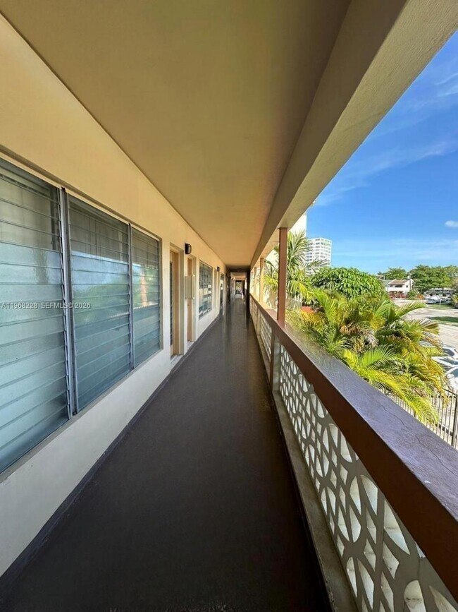 Foto del edificio - 1885 NE 121st St