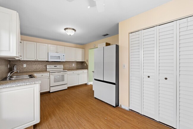 Foto del edificio - 3233 Perimeter Dr