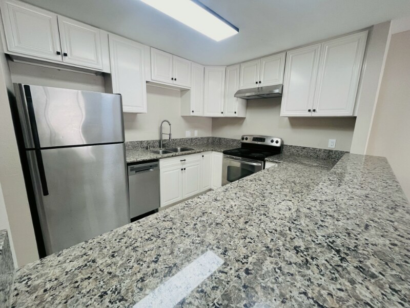 Foto principal - 3030 Suncrest Dr