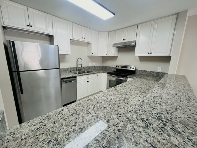 Building Photo - 3030 Suncrest Dr