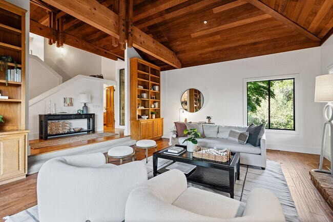Building Photo - EXTRAORDINARY SPACIOUS FOUR BEDROOM HOME I...