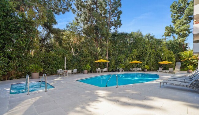 Piscina y sauna climatizadas los 365 días del año de 7h a 23h todos los días para disfrutar - 8530 Holloway Dr