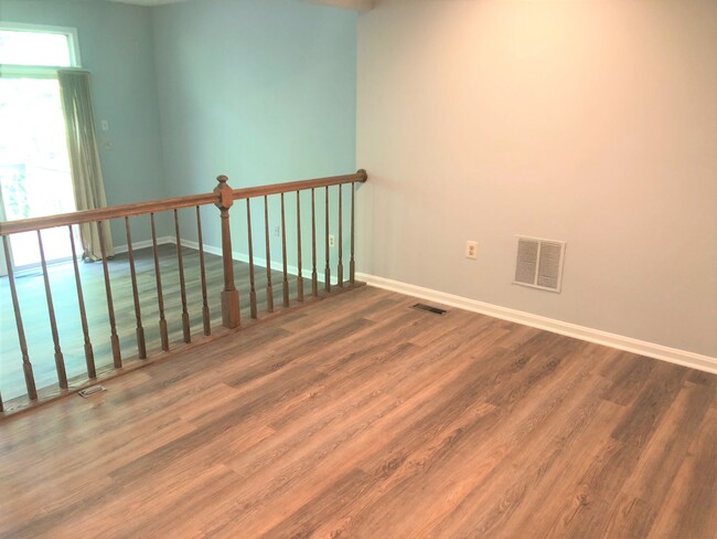 Building Photo - Updated Townhome Close to METRO