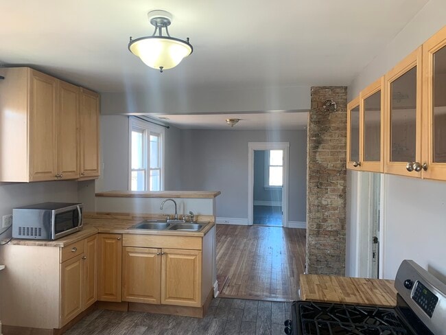 Kitchen 2 - 4933 W Medill Ave