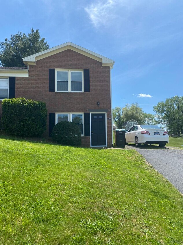 Primary Photo - 425 Mill St