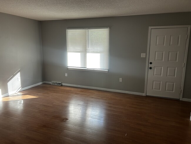 Building Photo - 301 Emerald Dr