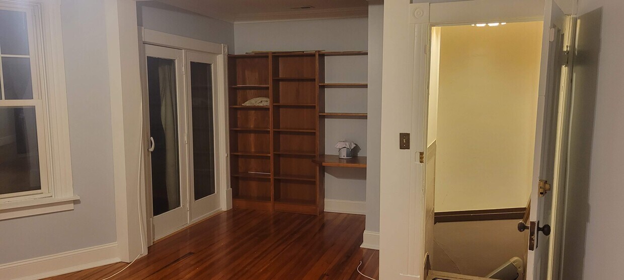 Primary Photo - 1060 Regent St