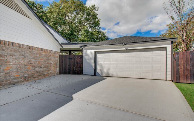 Foto del edificio - 7026 Hidden Arbor Ln