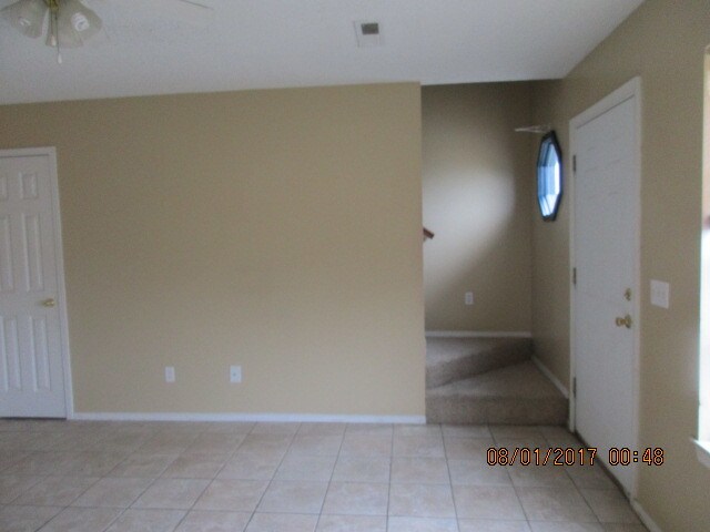 Building Photo - 410 SE J St