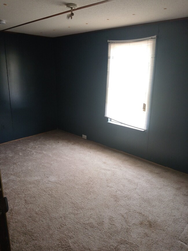 Building Photo - 300 Country Springs Dr