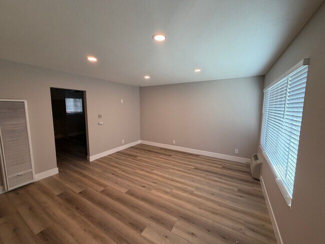 Foto del edificio - 2610 Phipps Ave