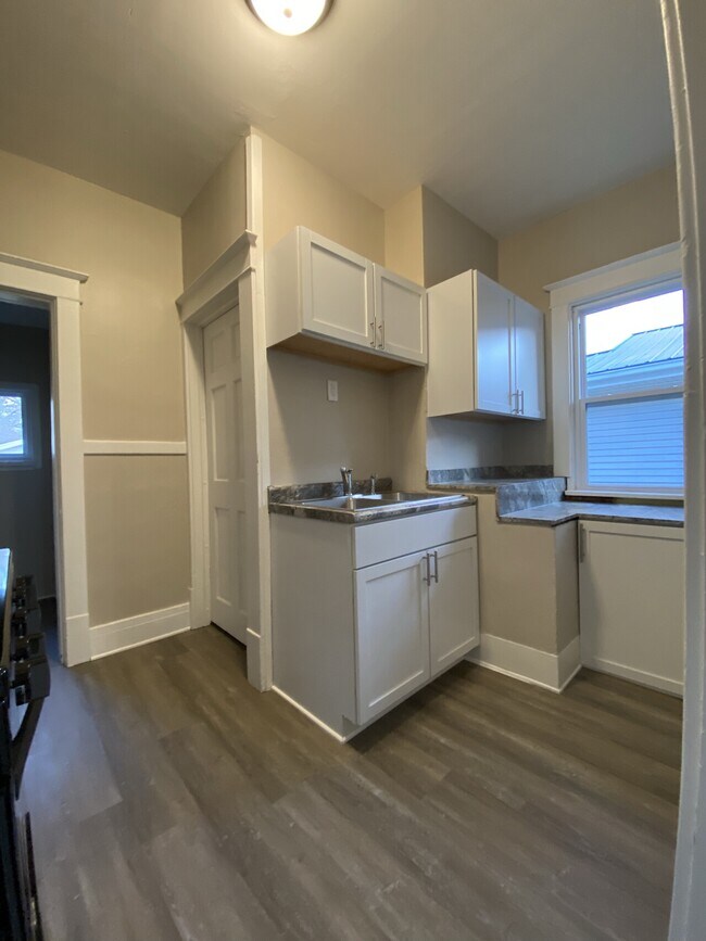 Building Photo - 1016 Center Point Road NE