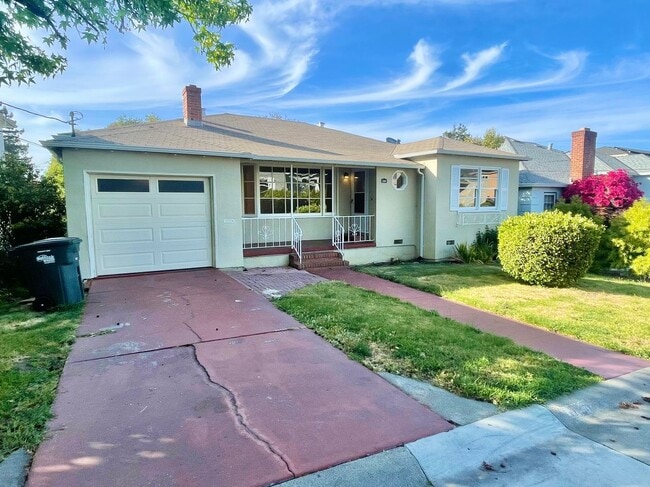 Building Photo - Lovely Westwood Knolls Home in great locat...