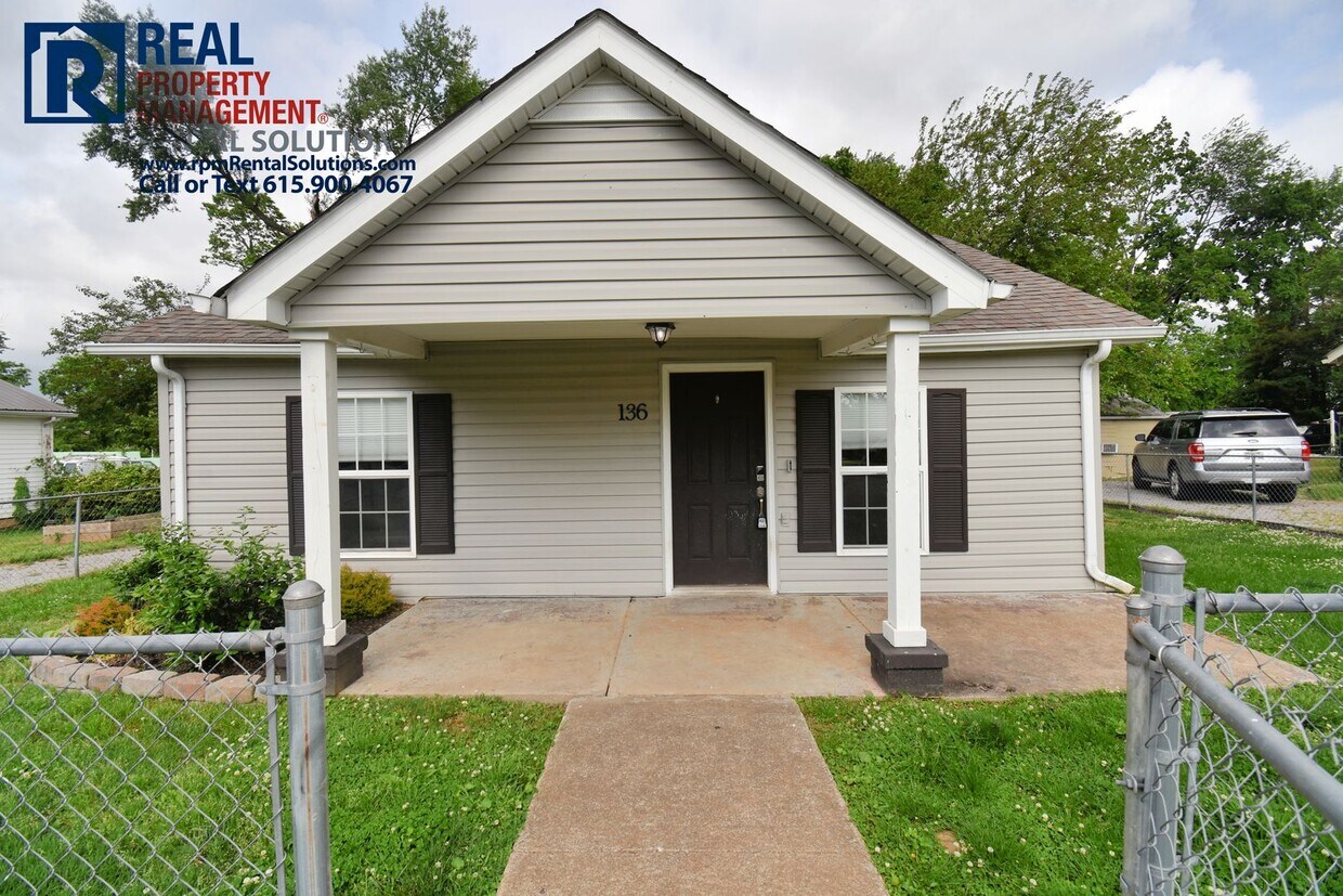 Primary Photo - Adorable fenced in 3 bd 2 ba home in Murfr...
