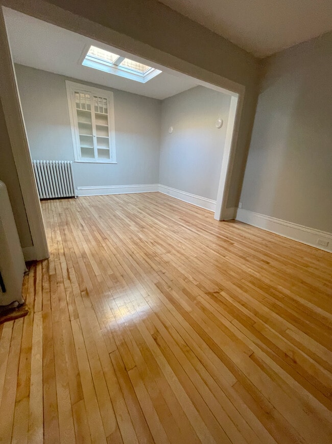 Building Photo - 4 Russell St E