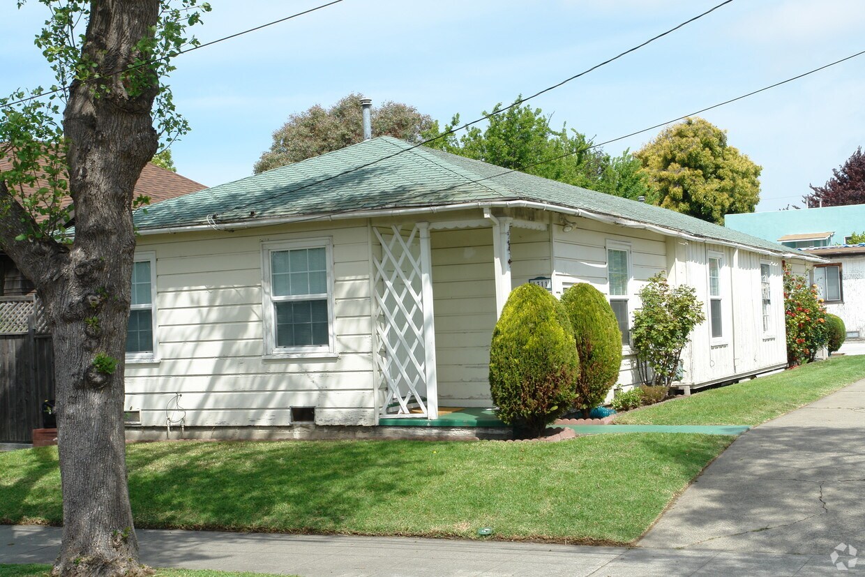 Primary Photo - 1311 Parker St
