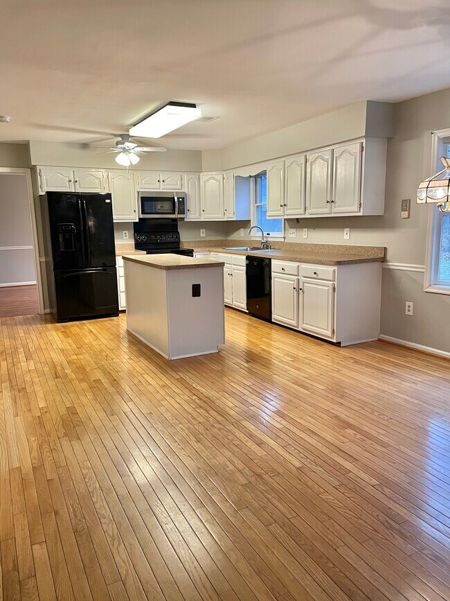 Building Photo - 908 Broad Oaks Dr