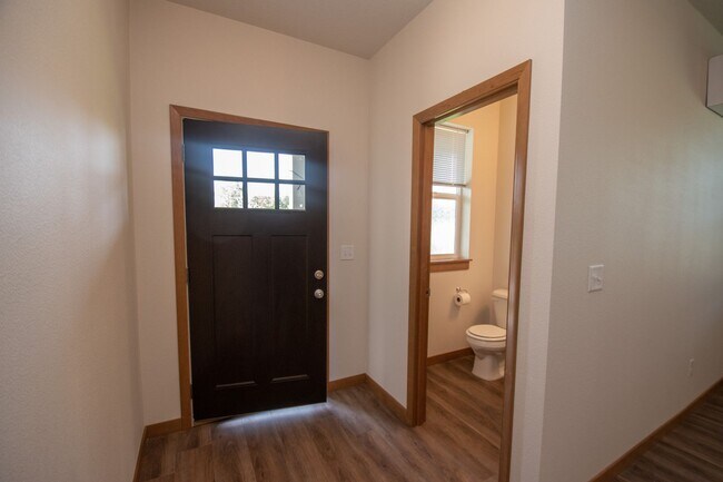 Building Photo - Wonderful 2BD Duplex in Great Washougal Lo...
