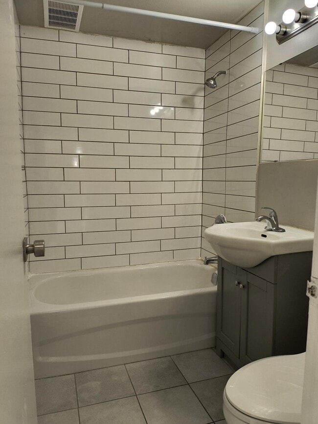 Building Photo - 19 Iroquois St