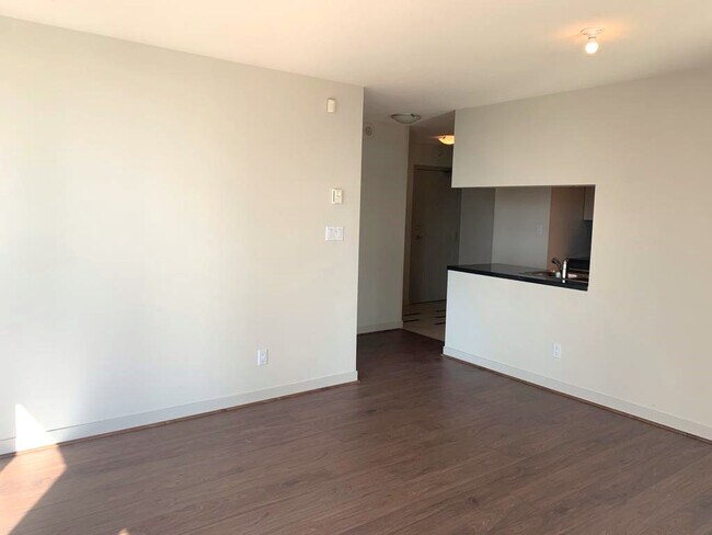 Building Photo - 1408 Strathmore Mews