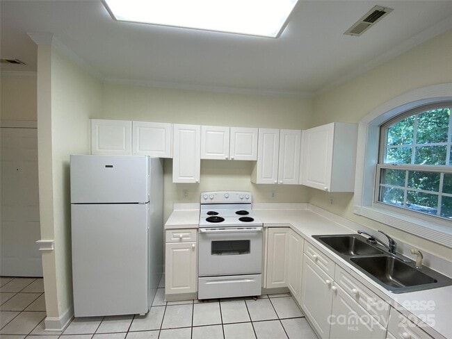 Building Photo - 8642 Coralbell Ln