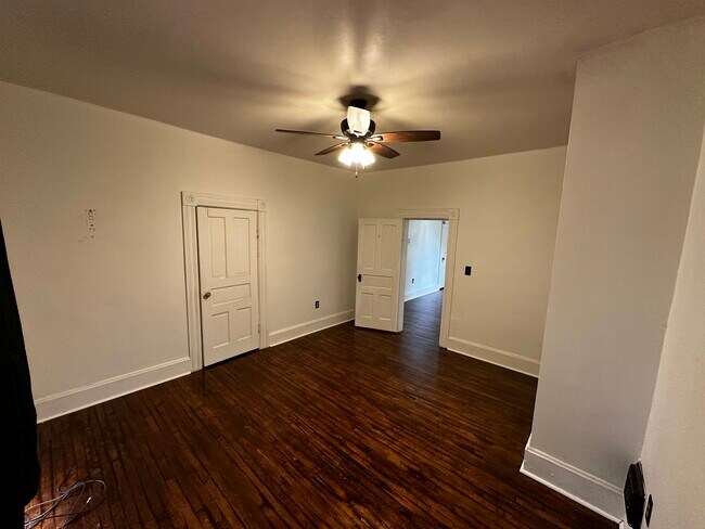 Dormitorio 1 - 717 E Center St