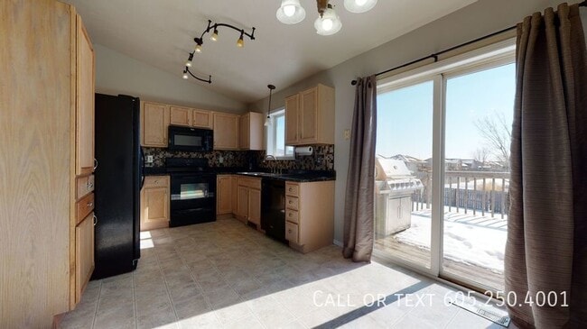 Building Photo - Spacious 4 Bedroom 2 Bath Home with attach...