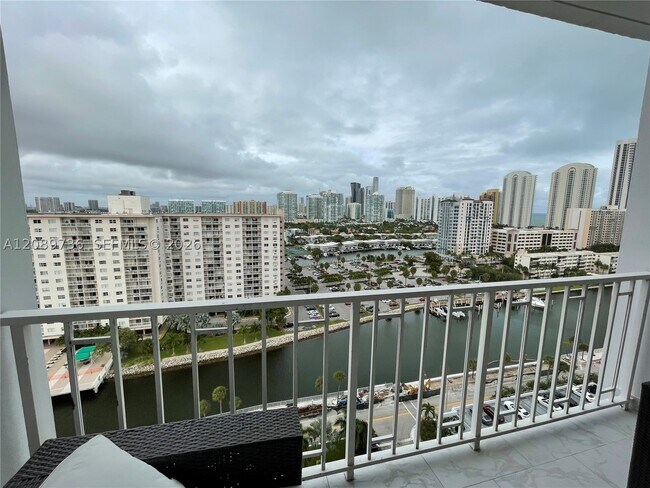 Foto del edificio - 500 Bayview Dr
