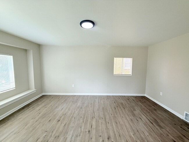 Building Photo - This beautifully updated 3-bedroom, 1-bath...