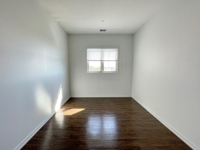Foto del edificio - 2500 N Clybourn Ave