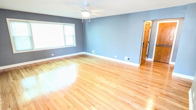 Building Photo - 2115 W Granville Ave