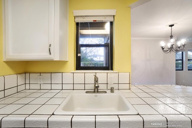 Building Photo - 558 Ironwood Ter