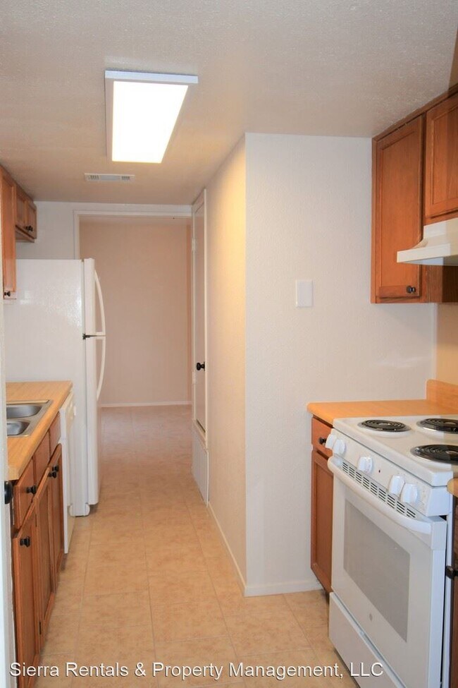 Building Photo - 2 br, 1.5 bath House - 1301 Royal Crest Dr