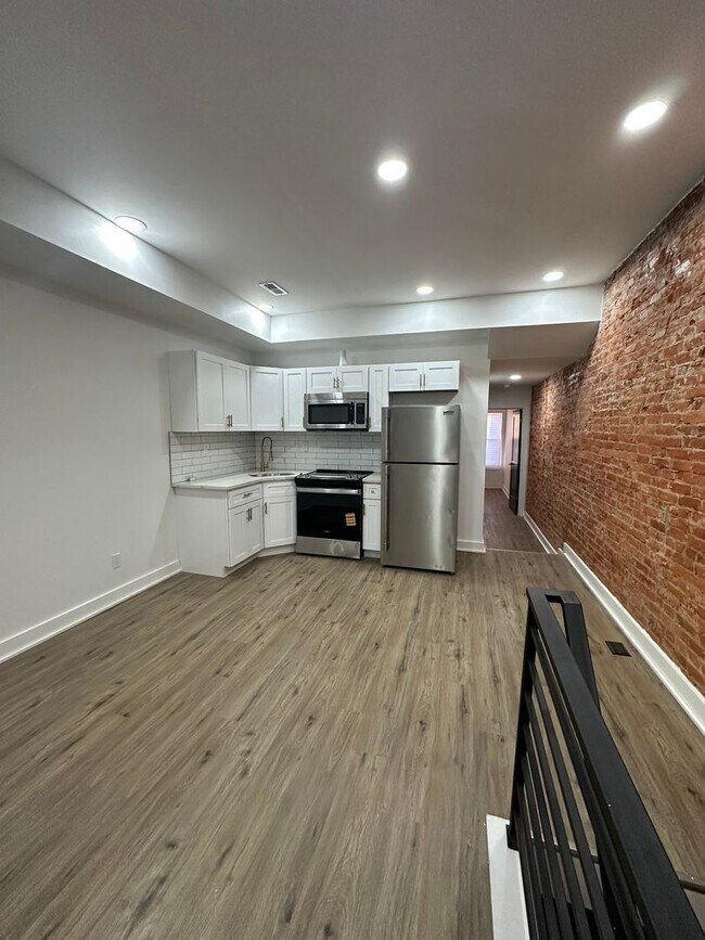 Foto del edificio - Newly renovated 2 bedroom apartment, Second floor. Section 8 approved