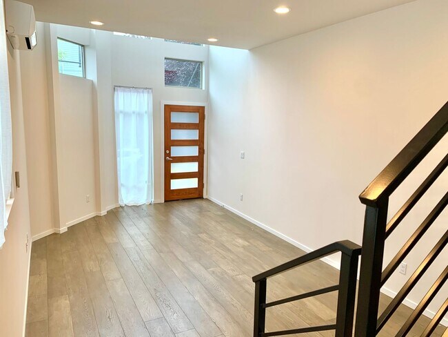 Foto del edificio - Great Townhome For Rent