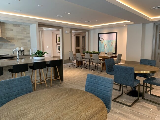 Building Photo - Somerset Lofts