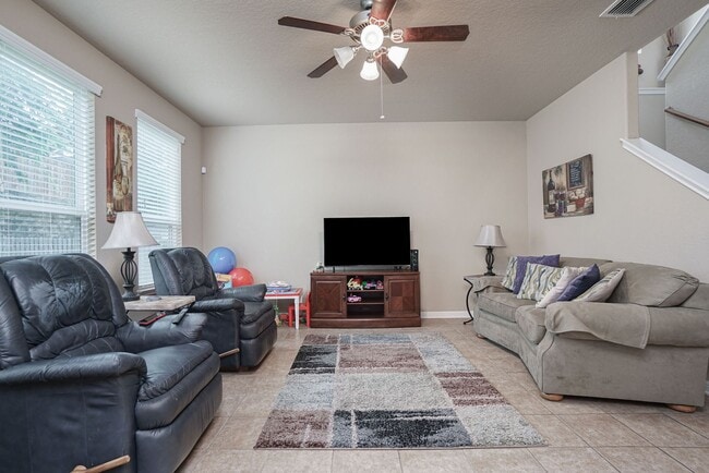 Foto del edificio - Charming 2-Story Home